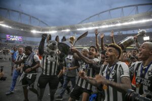 Botafogo foi o grande campeão do Brasileirão de 2024. Em 8 de dezembro, o clube venceu o São Paulo por 2 a 1 no Estádio Nilton Santos — Foto: Guito Moreto - Agência O Globo