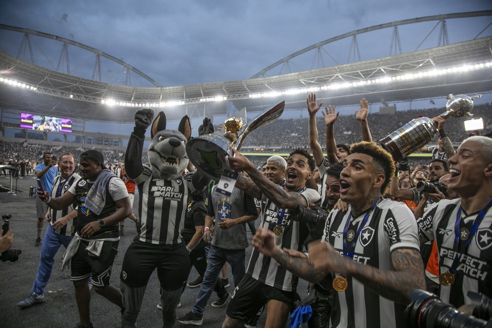 Botafogo foi o grande campeão do Brasileirão de 2024. Em 8 de dezembro, o clube venceu o São Paulo por 2 a 1 no Estádio Nilton Santos — Foto: Guito Moreto - Agência O Globo