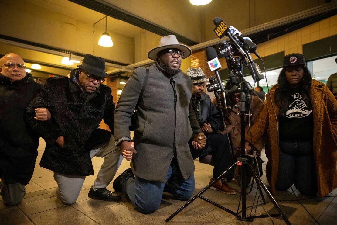 Rev. Kevin McCall, centro, e líderes comunitários oram durante uma entrevista coletiva na estação Coney Island-Stillwell Avenue, em Nova York, em 26 de dezembro.