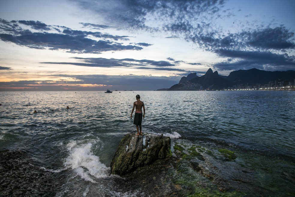 Banho de mar noturno na Praia do Arpoador: em janeiro, banhistas aproveitaram a noite quente e o mar calmo para tomar banho de mar depois que o sol vai embora. — Foto: Guito Moreto - Ag O Globo