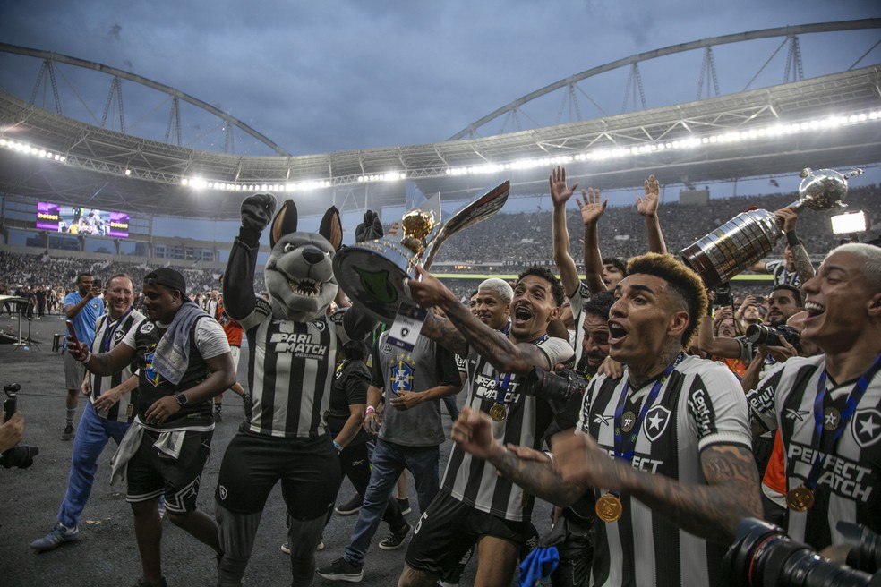 2024 pelos fotógrafos do Globo; veja retrospectiva em imagens 1 Botafogo foi o grande campeão do Brasileirão de 2024. Em 8 de dezembro, o clube venceu o São Paulo por 2 a 1 no Estádio Nilton Santos — Foto: Guito Moreto - Agência O Globo