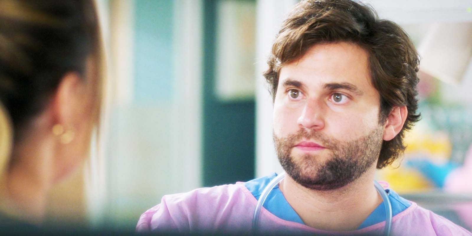 Camilla Luddington como Jo Wilson e Jake Borelli como Levi Schmitt em Grey's Anatomy temporada 21, episódio 7-2