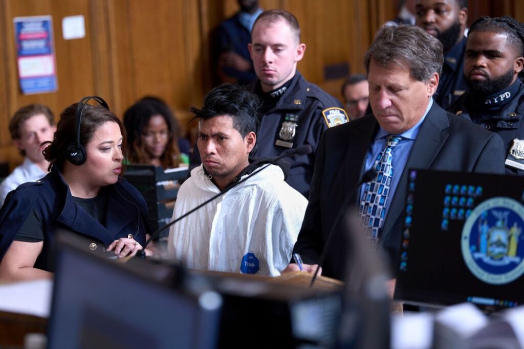 Sebastian Zapeta-Calil, de branco, acusado de atear fogo a uma mulher dentro de um trem do metrô de Nova York, comparece ao tribunal de Nova York em 24 de dezembro.