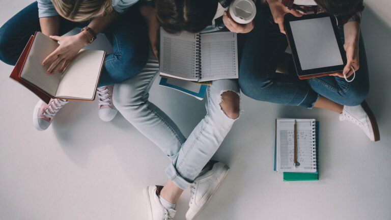 Brasileiros vibram com 556 vagas de emprego e salários de até R$ 11.760