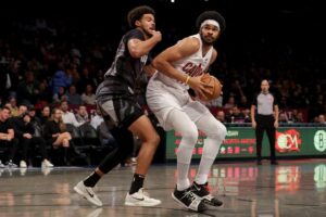 16 de dezembro de 2024; Brooklyn, Nova York, EUA; O pivô do Cleveland Cavaliers, Jarrett Allen (31), controla a bola contra o atacante do Brooklyn Nets, Cameron Johnson (2), durante o primeiro quarto no Barclays Center. Crédito obrigatório: Brad Penner-Imagn Images