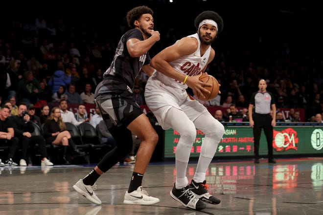 16 de dezembro de 2024; Brooklyn, Nova York, EUA; O pivô do Cleveland Cavaliers, Jarrett Allen (31), controla a bola contra o atacante do Brooklyn Nets, Cameron Johnson (2), durante o primeiro quarto no Barclays Center. Crédito obrigatório: Brad Penner-Imagn Images