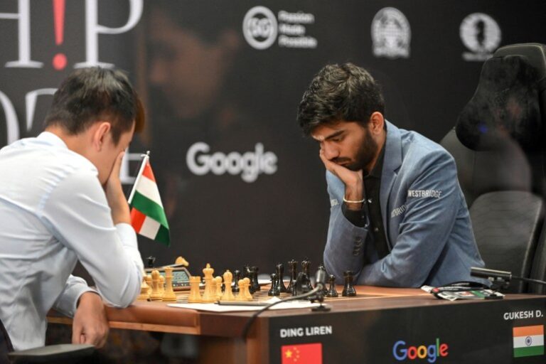 O grande mestre de xadrez da China Ding Liren (L) e o grande mestre da Índia Gukesh Dommaraju (R) competem no jogo 14 do Campeonato Mundial FIDE de 2024 em Cingapura em 12 de dezembro de 2024.