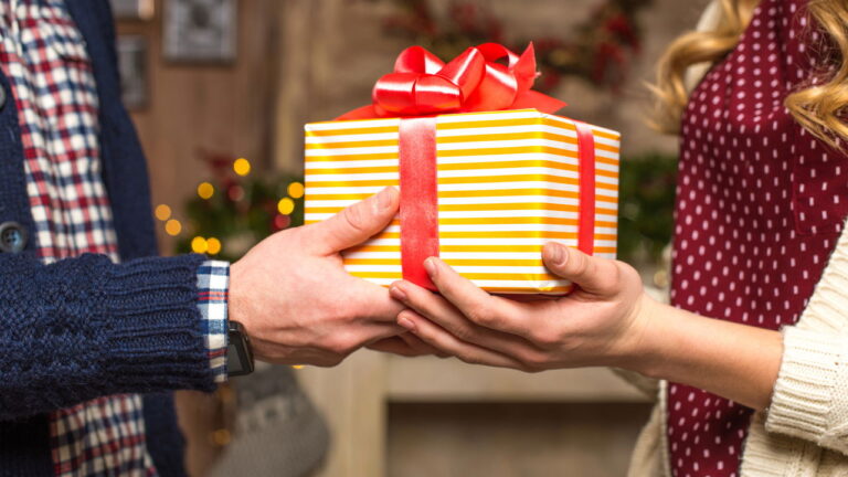 Comprar presentes de Natal com o FGTS: saiba como aproveitar as vantagens e como funciona!