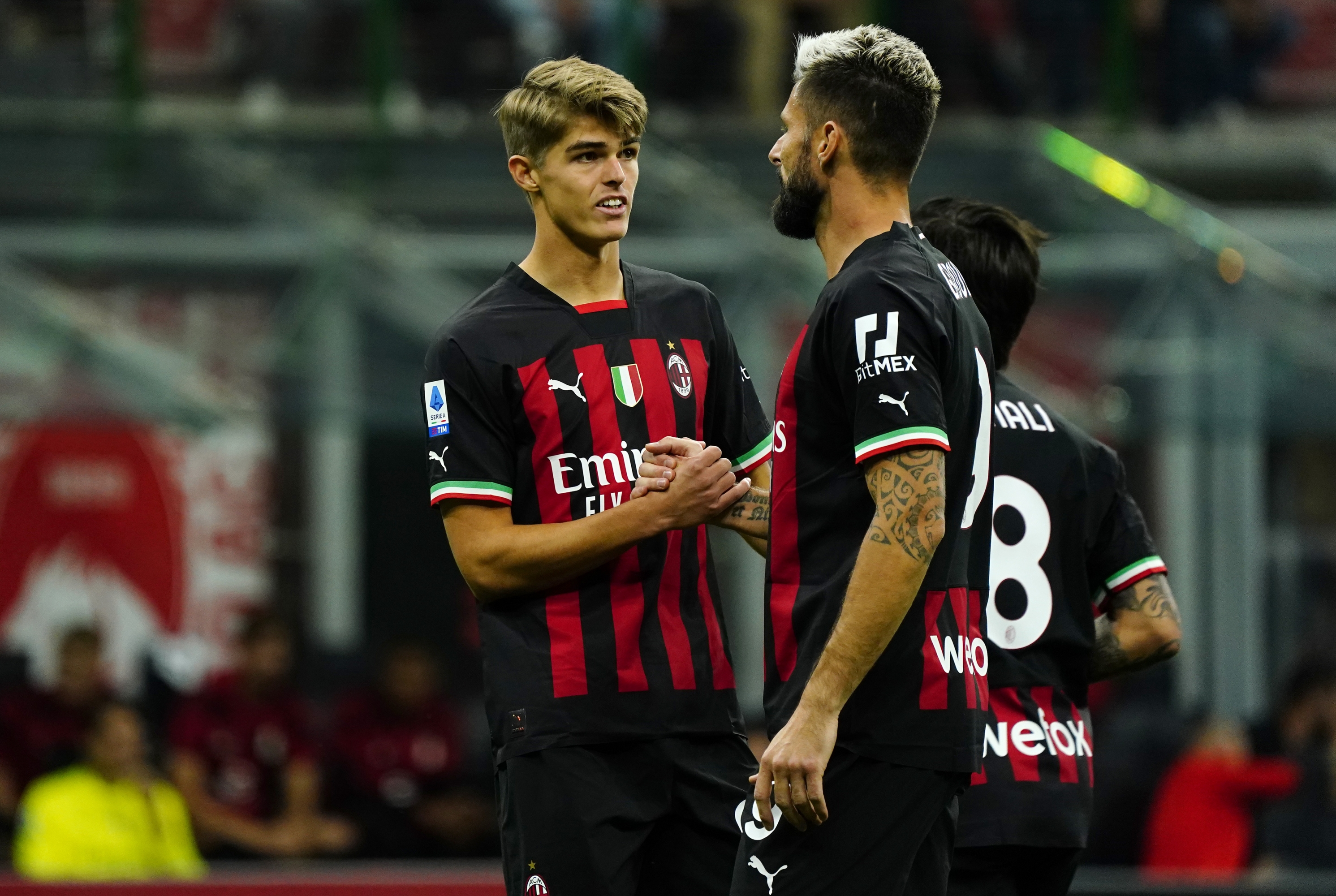 MILÃO, ITÁLIA - 18 DE SETEMBRO: Charles De Ketelaere e Olivier Giroud do AC Milan torcem durante a partida da Série A entre AC MIlan e SSC Napoli no Stadio Giuseppe Meazza em 18 de setembro de 2022 em Milão, Itália. (Foto de Pier Marco Tacca/AC Milan via Getty Images)