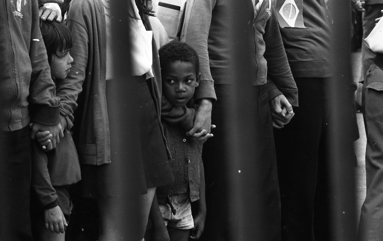 Crianças veem passagem do caixão com restos de Dom Pedro em São Paulo, 1972 — Foto: Pedro Martinelli/Agência O GLOBO