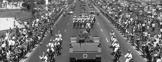 Tanque leva caixão com restos de Dom Pedro escoltado por Dragões da Independência, no Rio, em 1972 — Foto: Arquivo/Agência O GLOBO