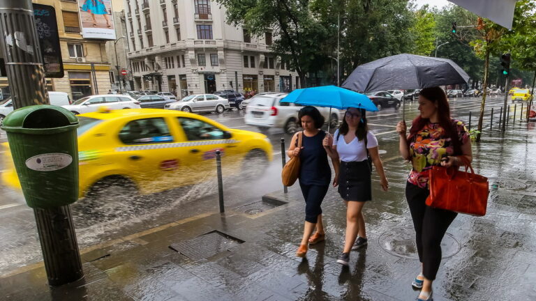 Fim de semana chuvoso: alerta para temporais no Sul e Sudeste