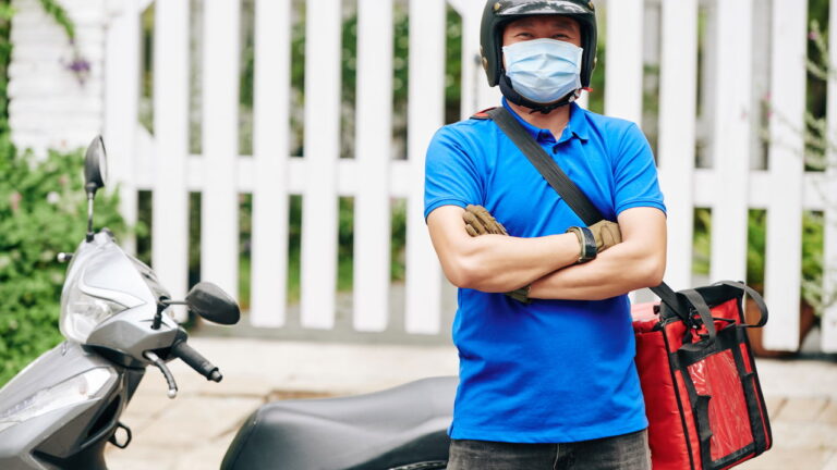 Golpe do falso motoboy: saiba como proteger seu dinheiro deste perigo!