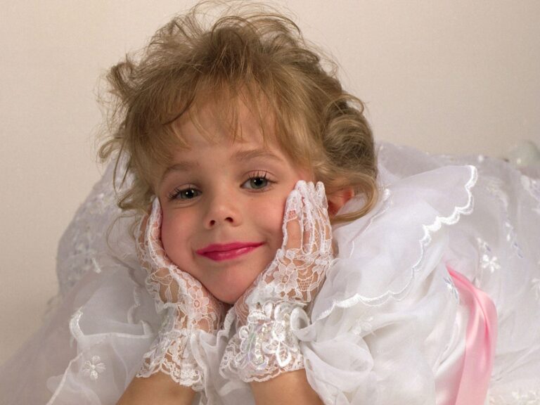 O caso JonBenet Ramsey recebe atenção renovada 28 anos após seu assassinato