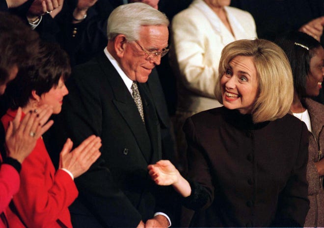 A primeira-dama Hillary Clinton, à direita, é saudada pelo Rev. Robert Schuller, um evangelista de televisão, ao chegar ao Capitólio em 4 de fevereiro de 1997.