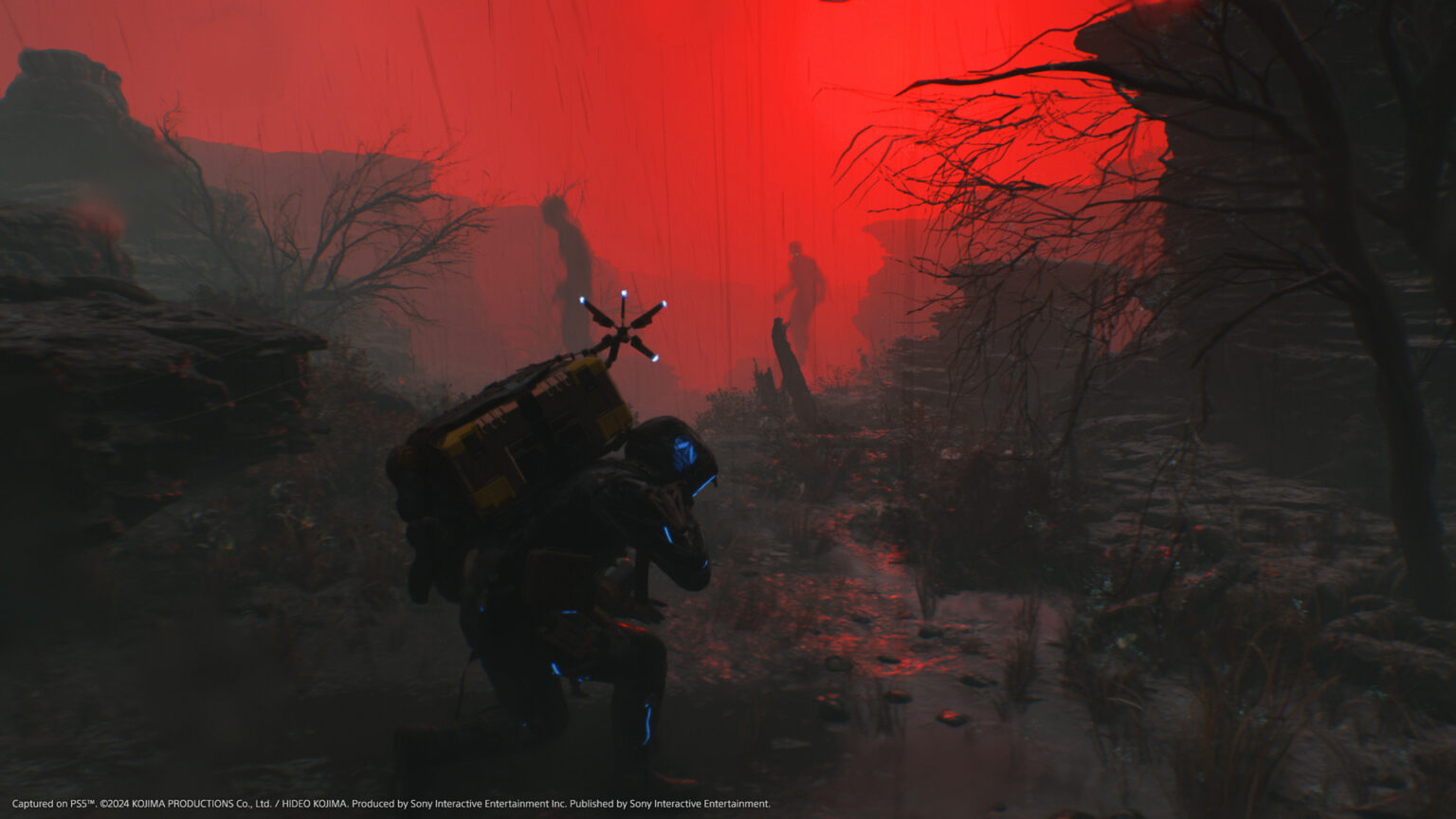 Captura de tela do Death Stranding 2 PS5 mostrando Sam Porter Bridges navegando em um campo misterioso com um horizonte vermelho