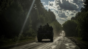 Soldados ucranianos dirigem um veículo militar perto da fronteira com a região russa de Kurks (REUTERS/Viacheslav Ratynskyi/Foto de arquivo)