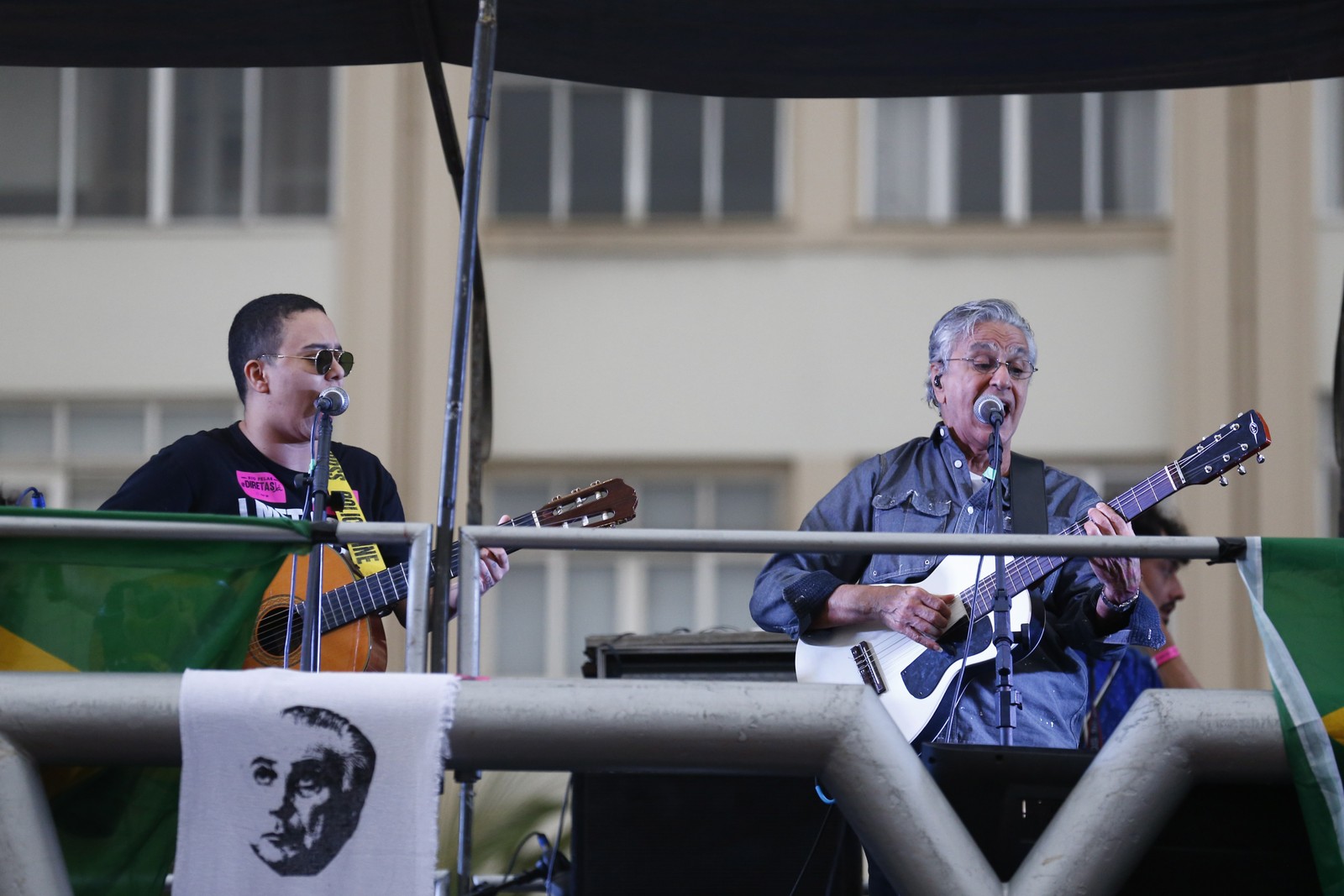 Caetano Veloso e Maria Gadu se apresentam juntos em manifestação contra o então presidente Michel Temer e por eleições diretas, em Copacabana, Zona Sul do Rio — Foto: Pablo Jacob / Agência O Globo 