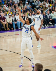 Irving ajuda Mavericks a se vingar e acabar com Jazz