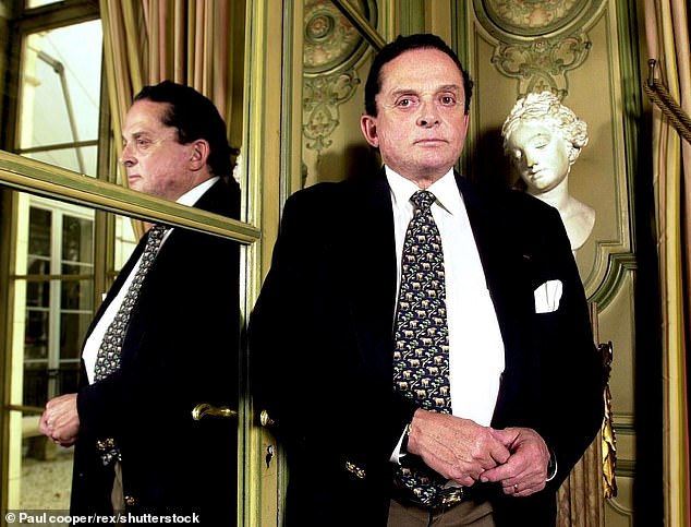Sua foto antiga foi tirada no rancho queniano de seu falecido ex-marido Alec N. Wildenstein, onde se conheceram em 1977 antes de fugirem para Las Vegas em 1978; retratado em 2000 em Paris