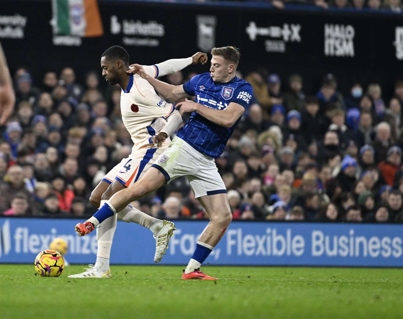 Liam Delap luta com o zagueiro do Chelsea, Tosin Adarabioyo, em uma exibição de centroavante que o ex-capitão do Town e da Inglaterra, Mick Mills, disse na BBC Radio Suffolk que sentia que tinha um pouco de tudo e merecia uma classificação de 10 em 10. Foto: Barry Goodwin