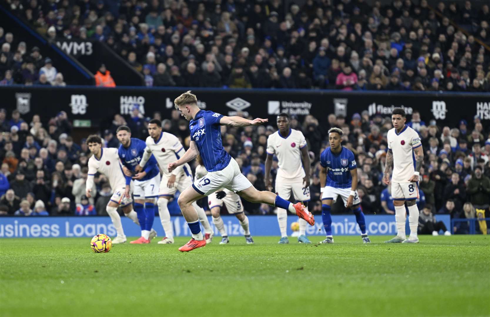 Liam Delap encerrou uma série de seis jogos sem gols com seu sétimo gol na temporada na Premier League, em um pênalti que ele mesmo conquistou ao contornar Filip Jorgensen Foto: Barry Goodwin