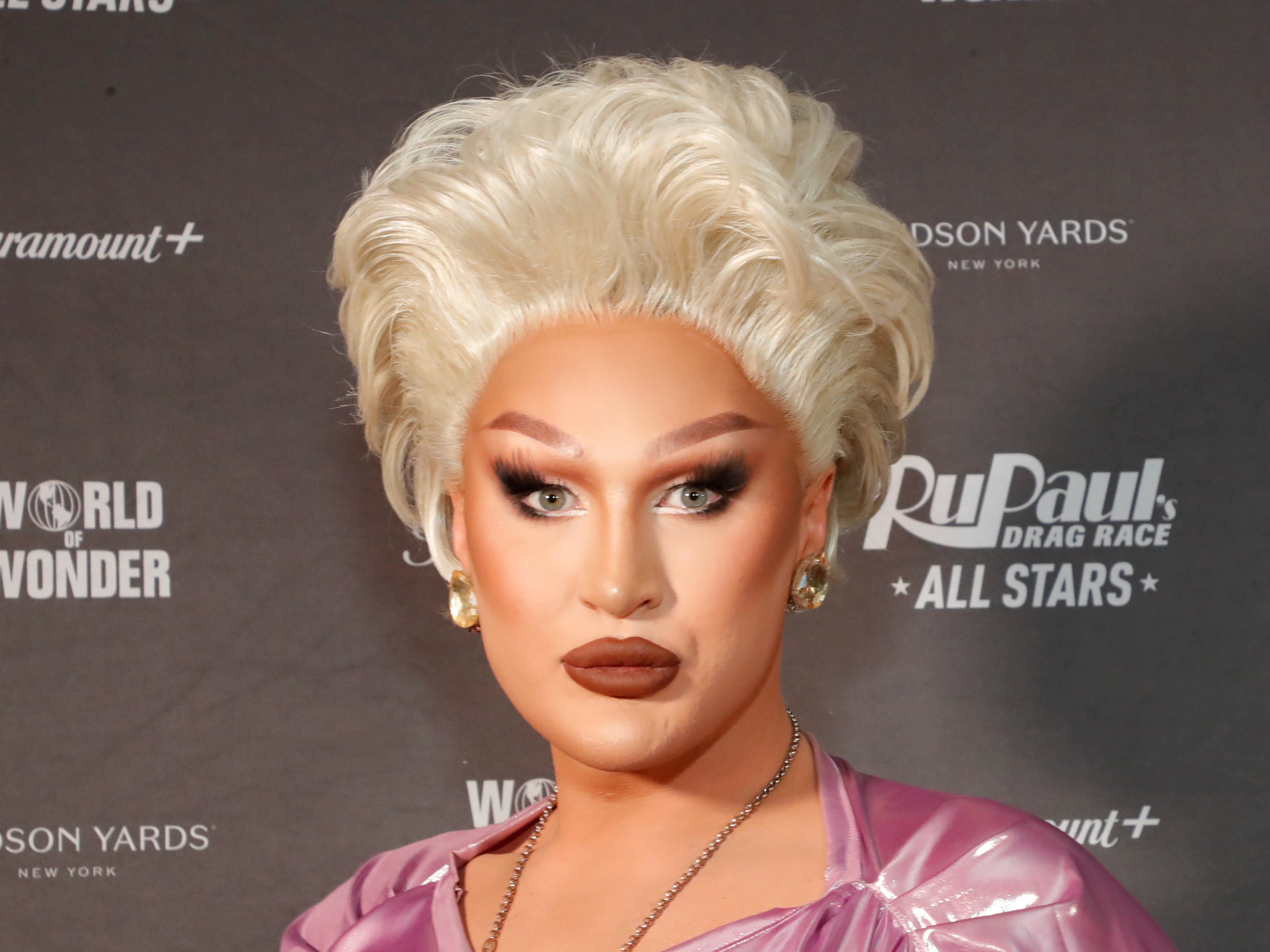 A morte de Vivienne: o vencedor da RuPaul's Drag Race UK morre repentinamente aos 32 anos 5 The Vivienne participa da exibição da estreia de RuPaul's Drag Race All Stars 7 em Nova York, 2022