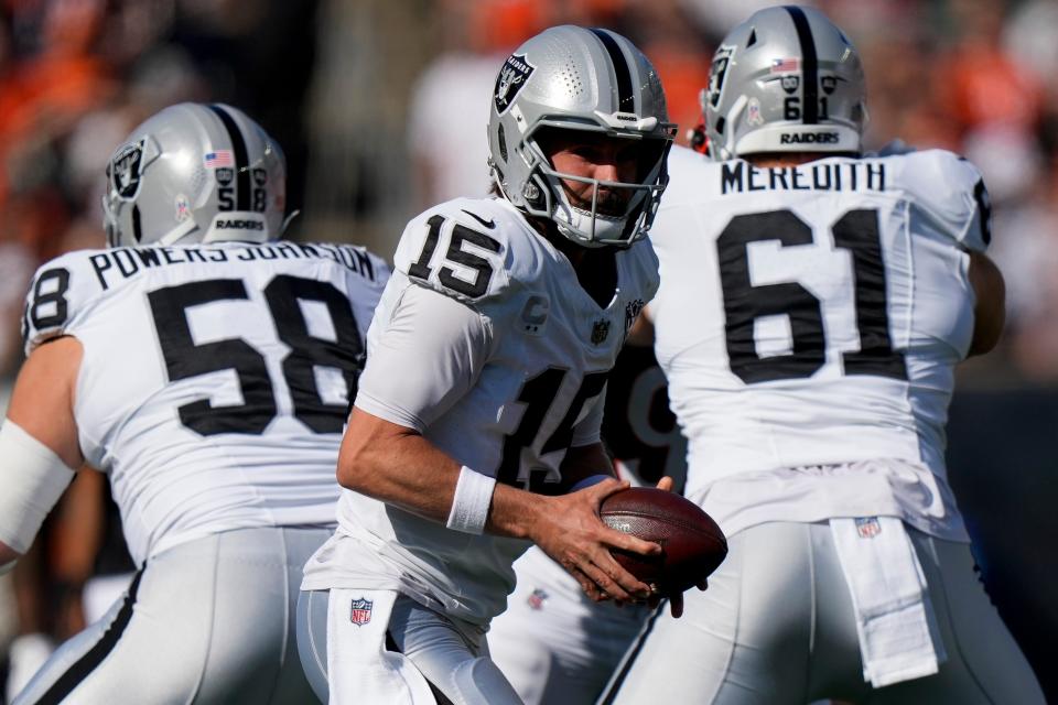 O quarterback do Las Vegas Raiders, Gardner Minshew (15), volta para o primeiro quarto do jogo da Semana 9 da NFL entre o Cincinnati Bengals e o Las Vegas Raiders no Paycor Stadium, no centro de Cincinnati, no domingo, 3 de novembro de 2024.