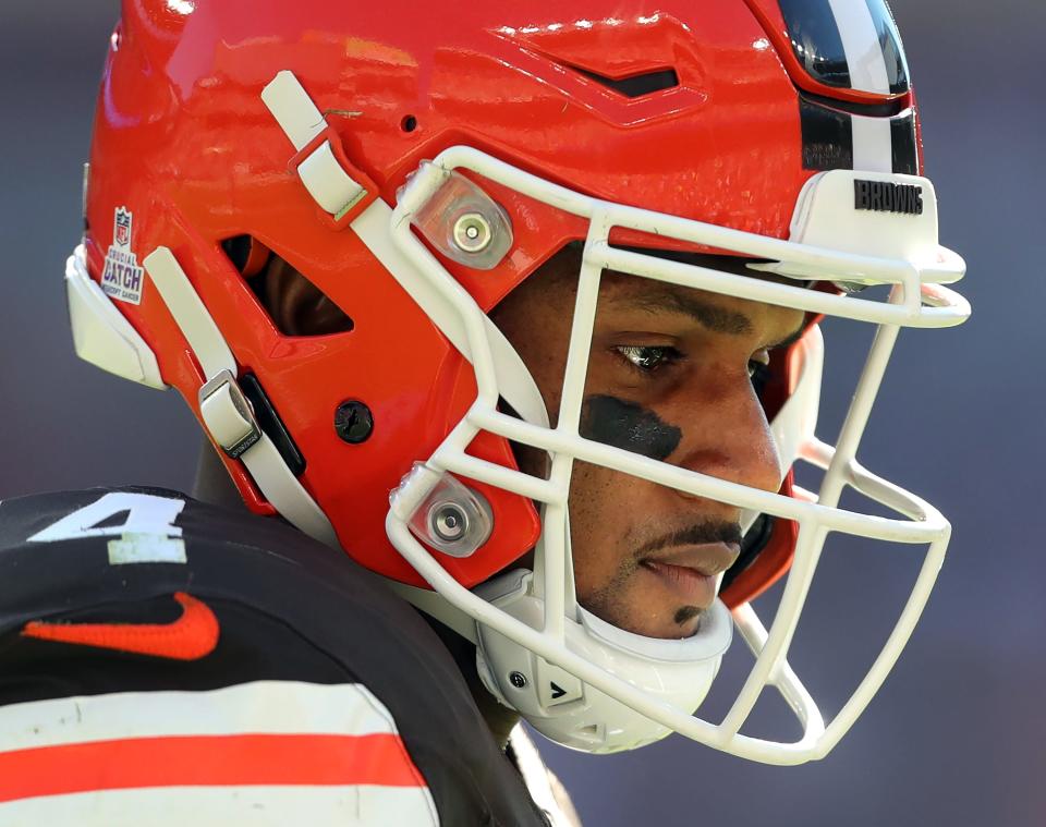 O quarterback do Cleveland Browns, Deshaun Watson, vai para a linha lateral durante o primeiro tempo contra o Cincinnati Bengals no domingo, 20 de outubro de 2024, em Cleveland, Ohio.