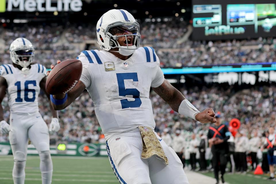 17 de novembro de 2024; East Rutherford, Nova Jersey, EUA; O quarterback do Indianapolis Colts, Anthony Richardson (5), comemora seu touchdown contra o New York Jets durante o quarto período no MetLife Stadium. Crédito obrigatório: Brad Penner-Imagn Images