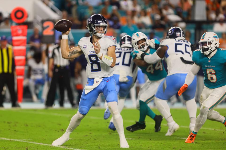 30 de setembro de 2024; Miami Gardens, Flórida, EUA; O quarterback do Tennessee Titans, Will Levis (8), joga futebol contra o Miami Dolphins durante o primeiro quarto no Hard Rock Stadium. Crédito obrigatório: Sam Navarro-Imagn Images