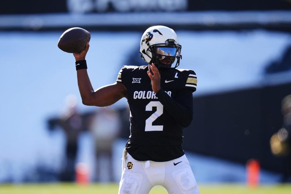 29 de novembro de 2024; Boulder, Colorado, EUA; O quarterback do Colorado Buffaloes, Shedeur Sanders (2), se prepara para passar a bola no terceiro quarto contra o Oklahoma State Cowboys no Folsom Field. Crédito obrigatório: Ron Chenoy-Imagn Images