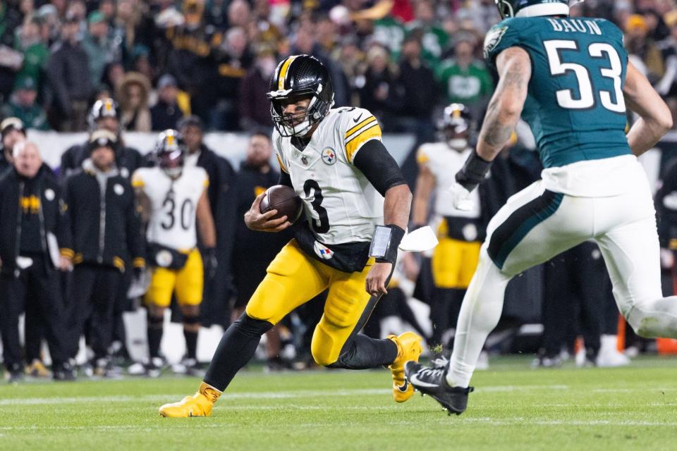 15 de dezembro de 2024; Filadélfia, Pensilvânia, EUA; O quarterback do Pittsburgh Steelers, Russell Wilson (3), corre com a bola contra o Philadelphia Eagles durante o segundo quarto no Lincoln Financial Field. Crédito obrigatório: Bill Streicher-Imagn Images