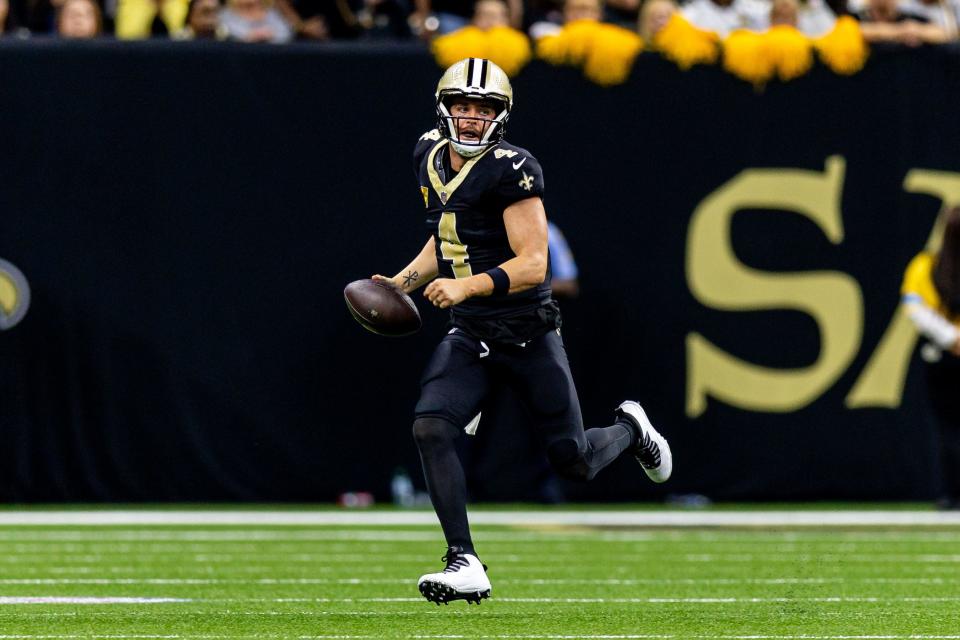 10 de novembro de 2024; Nova Orleans, Louisiana, EUA; O quarterback do New Orleans Saints, Derek Carr (4), luta contra o Atlanta Falcons durante o segundo tempo no Caesars Superdome. Crédito obrigatório: Stephen Lew-Imagn Images