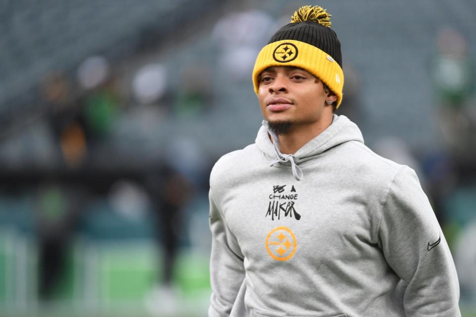 15 de dezembro de 2024; Filadélfia, Pensilvânia, EUA; O quarterback do Pittsburgh Steelers, Justin Fields (2), durante o aquecimento contra o Philadelphia Eagles no Lincoln Financial Field. Crédito obrigatório: Eric Hartline-Imagn Images