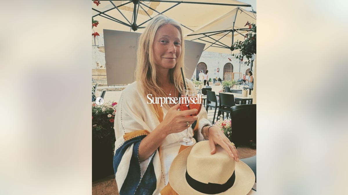 Gwyneth Paltrow segurando uma bebida