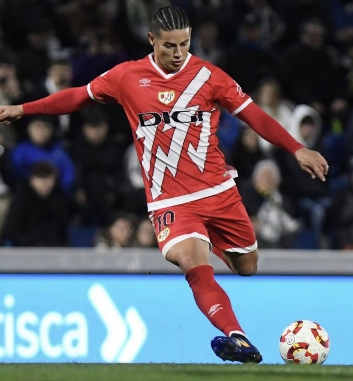 James Rodríguez e seu presente no Rayo Vallecano. (@jamesrodriguez10)