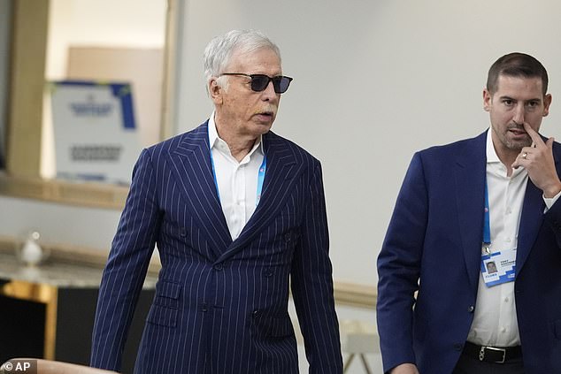 Os Kroenkes têm um histórico de apoio financeiro aos seus treinadores em todas as suas equipes esportivas. Na foto: Stan Kroenke, proprietário dos Gunners