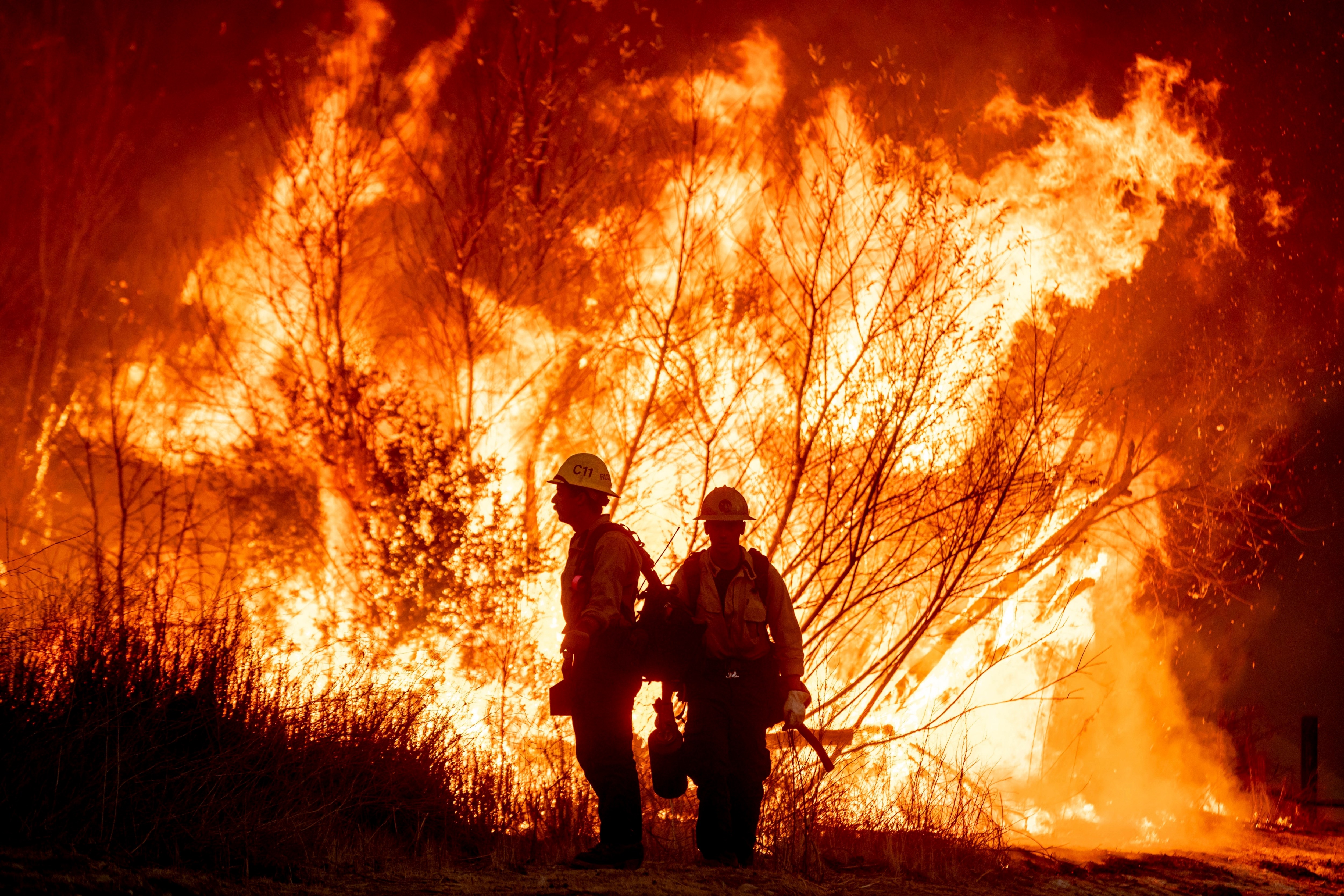 Bombeiros lutando contra o incêndio Kenneth em Los Angeles.