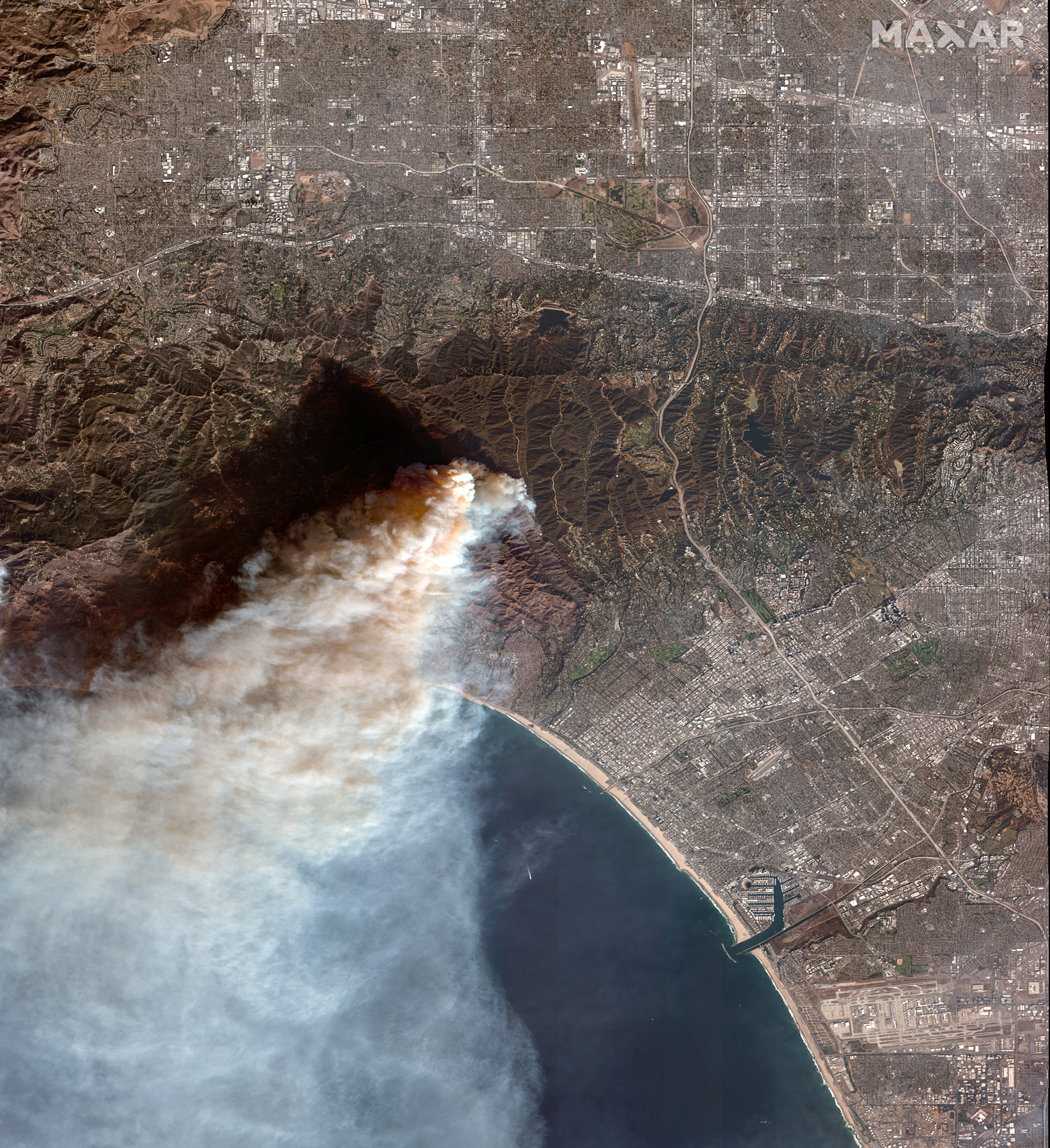 Imagem de satélite do incêndio em Palisades em Pacific Palisades, Los Angeles.