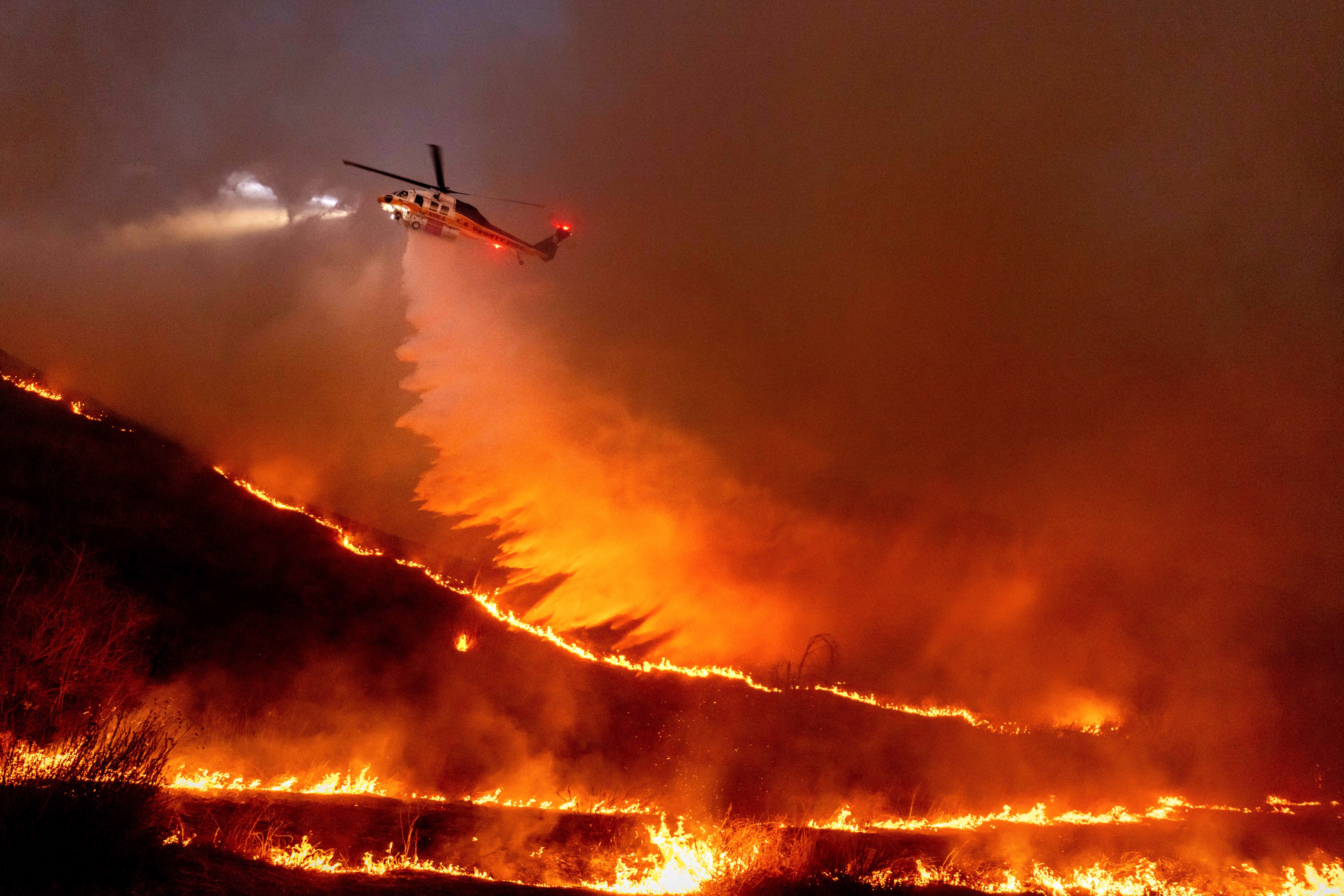 Helicóptero jogando água no Kenneth Fire, em Los Angeles.