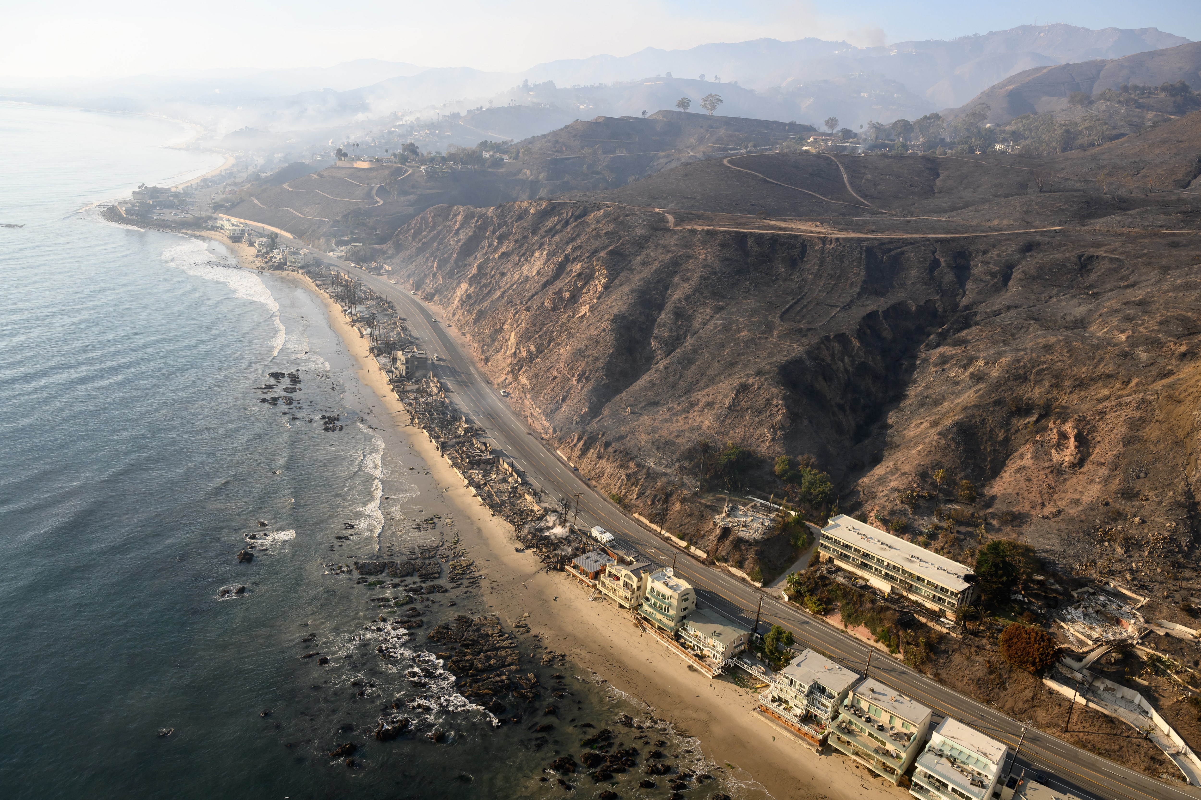 Vista aérea de casas queimadas ao longo da costa após o incêndio em Palisades em Malibu, Califórnia.