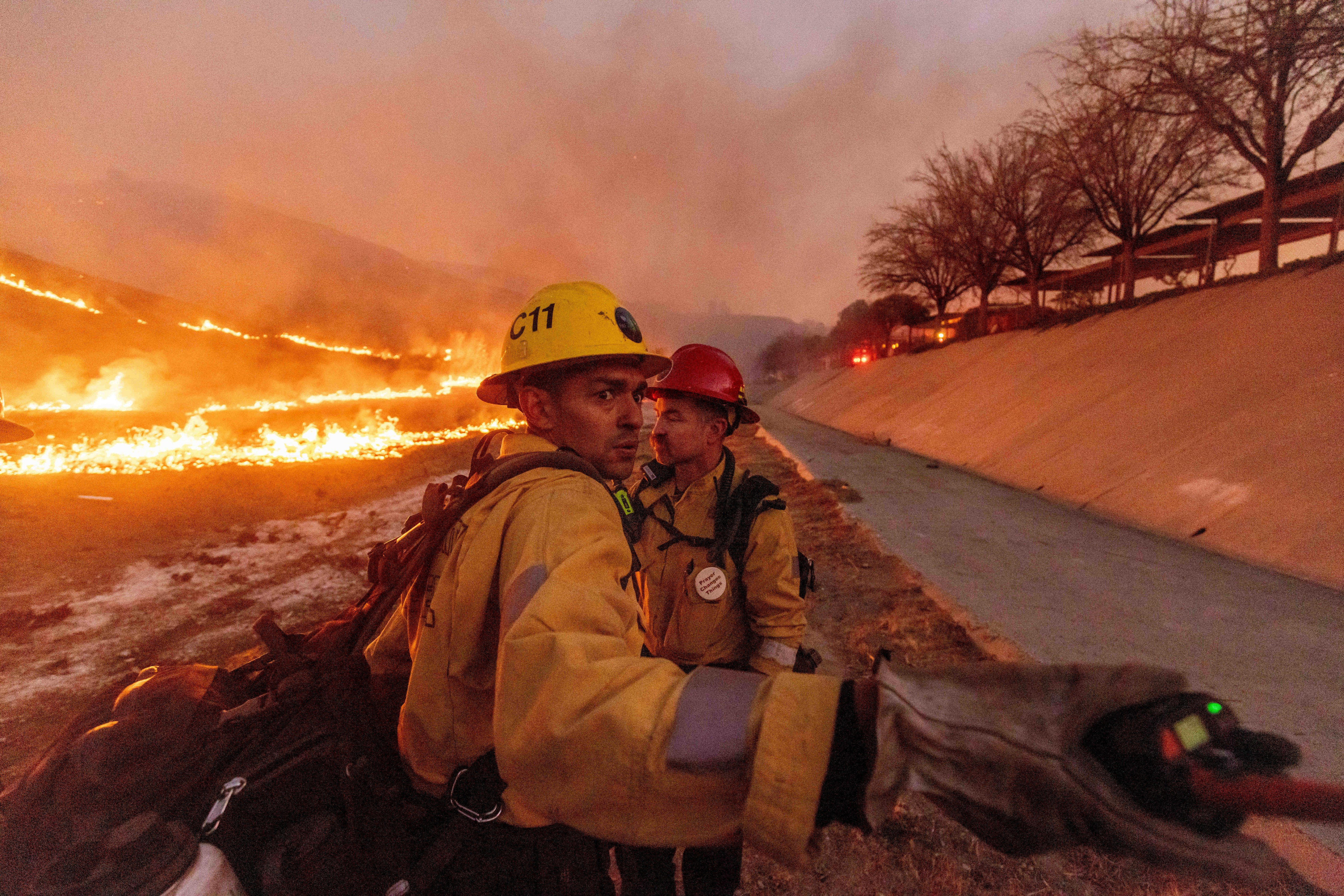 Bombeiros lutando contra o incêndio Kenneth em Los Angeles.