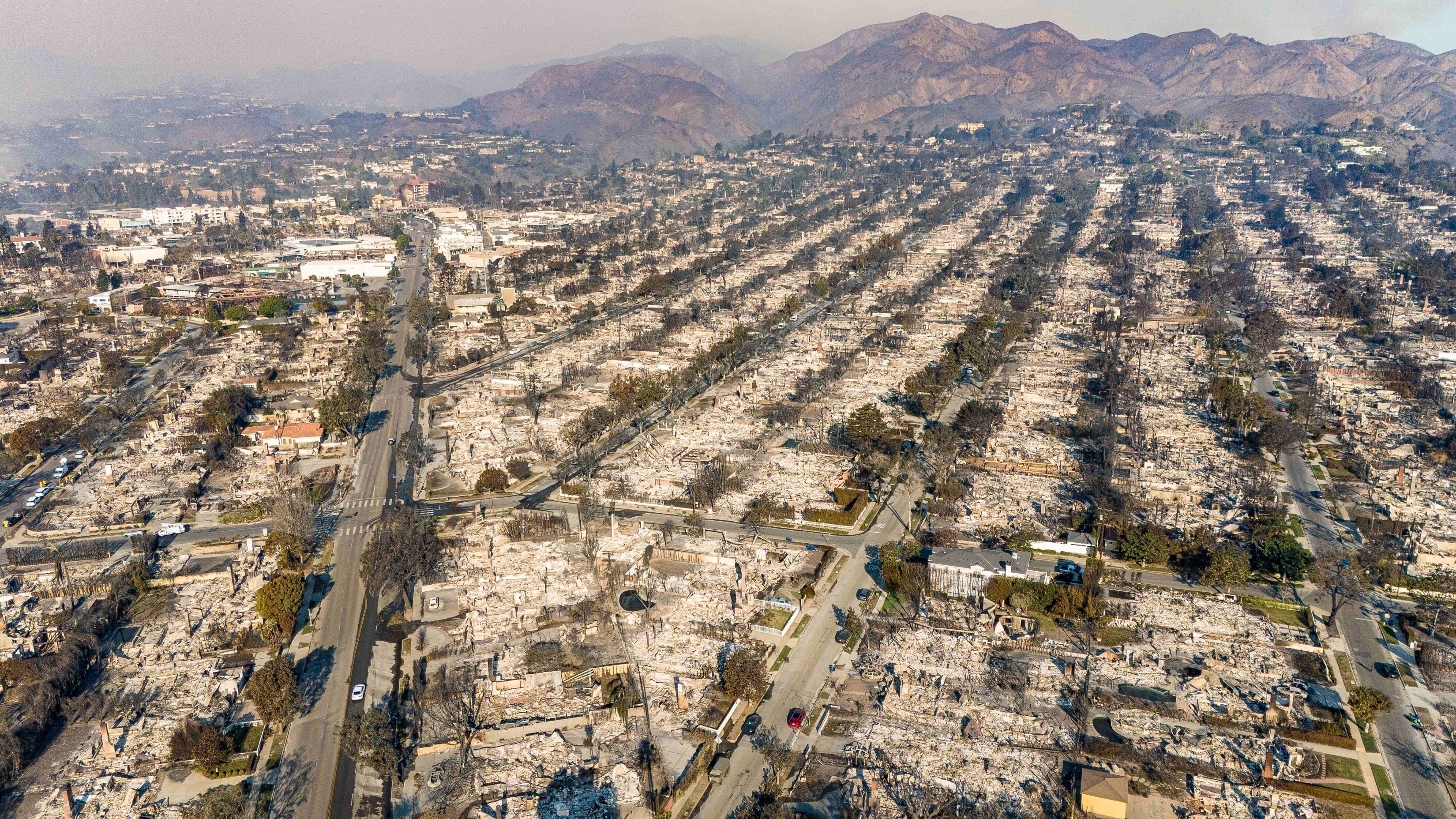 Vista aérea da devastação em Pacific Palisades após o incêndio em Palisades.