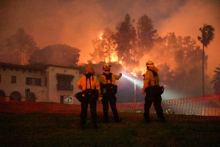 Bombeiros tentam conter o incêndio em Hollywood. Foto: Reuters