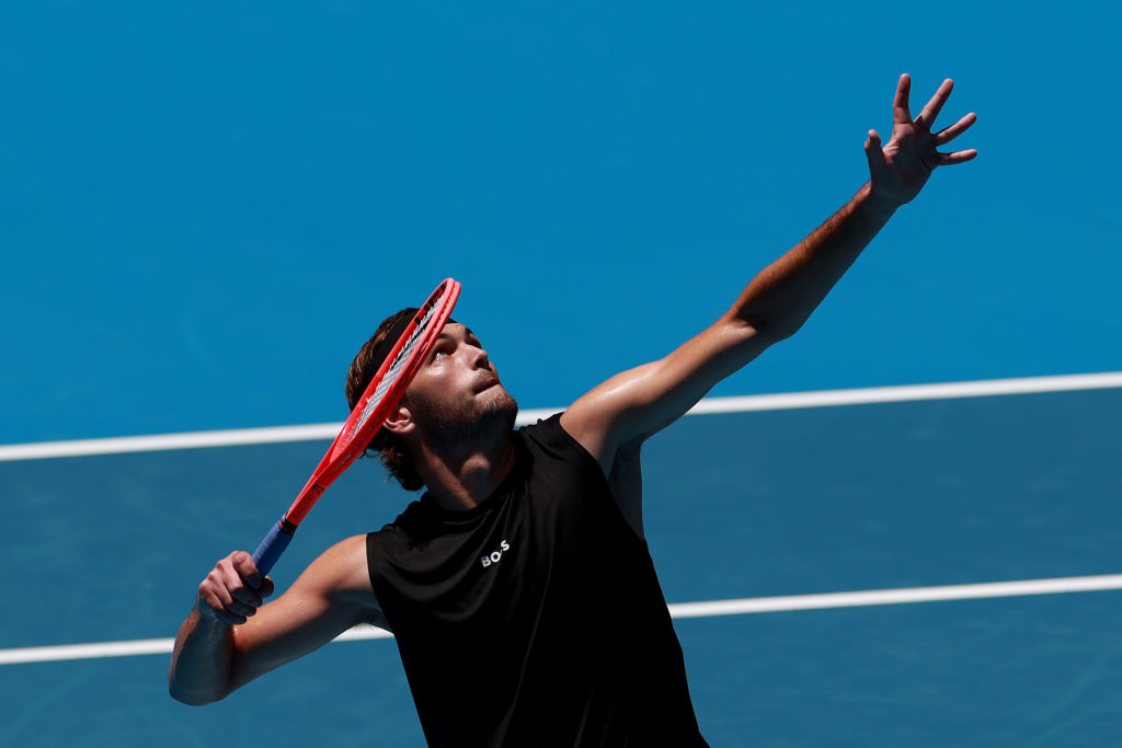 Taylor Fritz, dos Estados Unidos, serve durante uma sessão de treinos antes do Aberto da Austrália de 2025 em Melbourne Park, em 7 de janeiro de 2025, em Melbo...