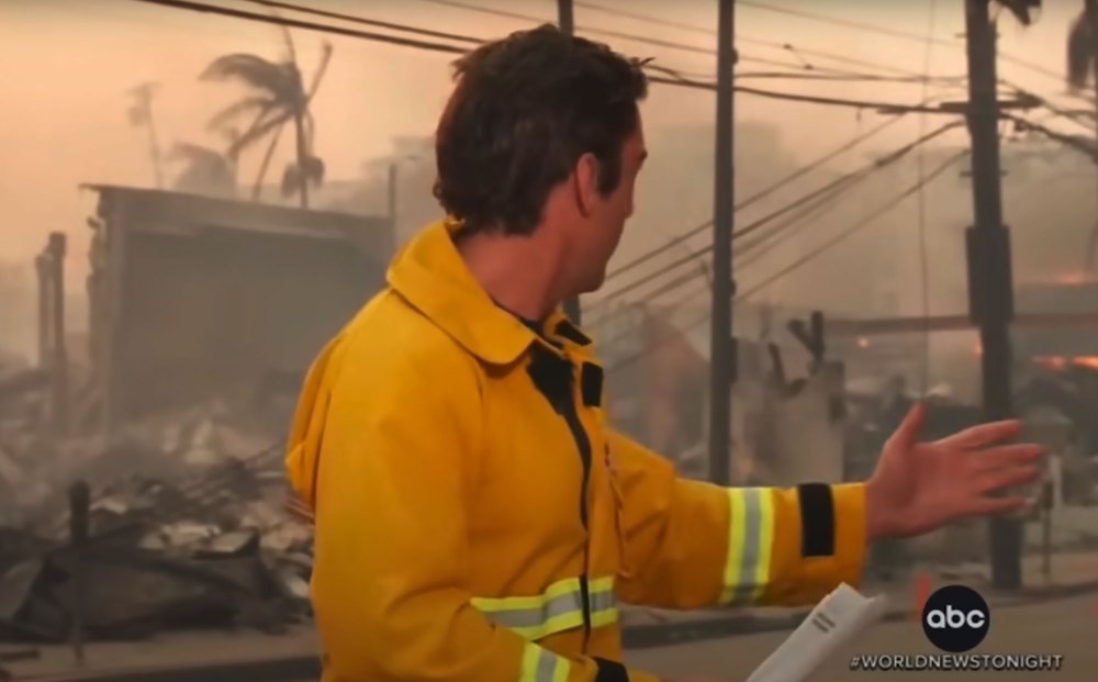 David Muir dispensa o prendedor de roupa da jaqueta durante a cobertura de LA Wildfires 2