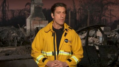 David Muir dispensa o prendedor de roupa da jaqueta durante a cobertura dos incêndios florestais em Los Angeles