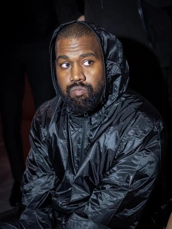 Kanye West foi considerado 'nojento' pelos fãs por não retornar a Los Angeles enquanto as crianças com Kim Kardashian evacuavam 1 https://img.particlenews.com/image.php?url=0kUUjE_0y8KCUFK00
