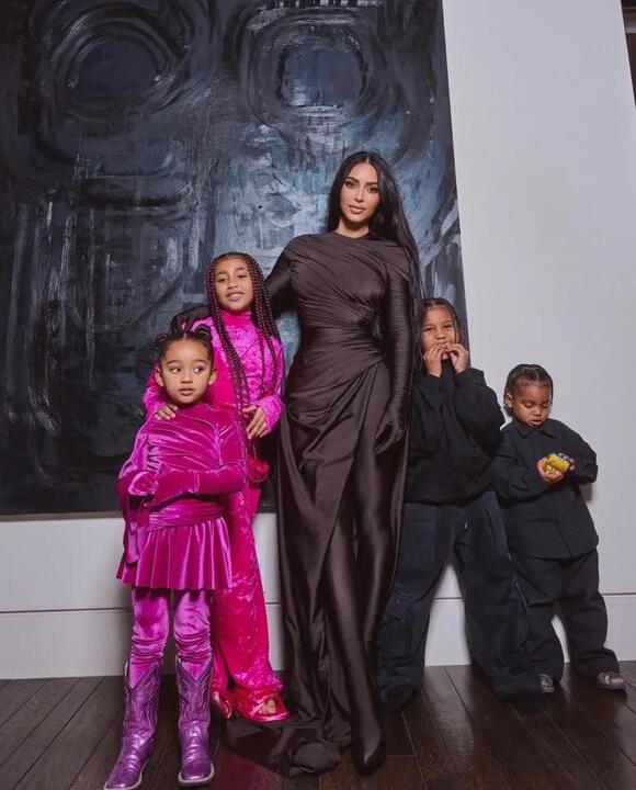 Kanye West foi considerado 'nojento' pelos fãs por não retornar a Los Angeles enquanto as crianças com Kim Kardashian evacuavam 2 https://img.particlenews.com/image.php?url=45MA1W_0y8KCUFK00